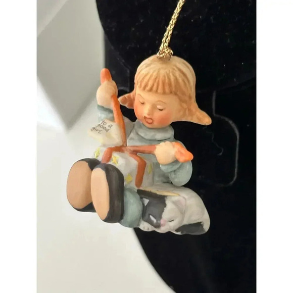 Berta Hummel Goebel "Little Gift Wrapper" Christmas Ornament 1997 - Picture 5 of 7